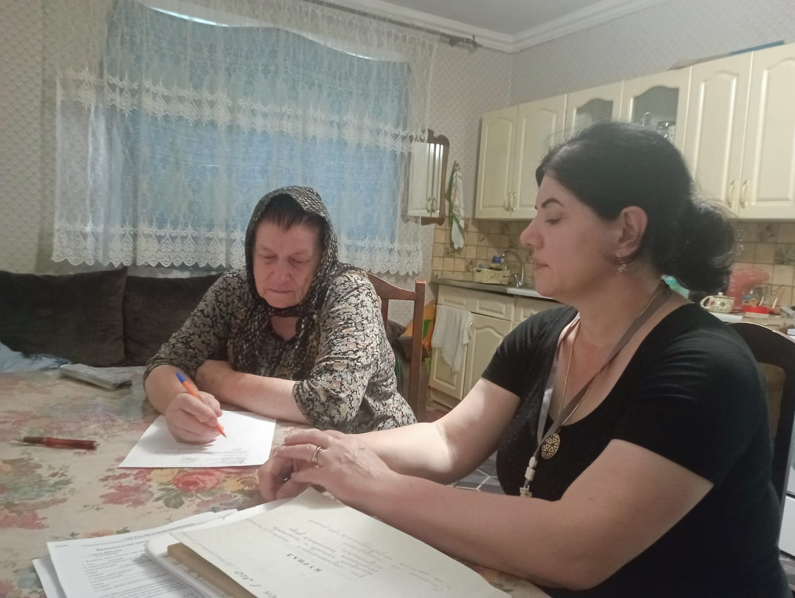 Специалисты отделения социального обслуживания на дому граждан пожилого возраста и инвалидов, Алиева Раисат и Бибулатова Марьям, посетили подопечных соц работницы, проверили качество оказываемых соц. услуг